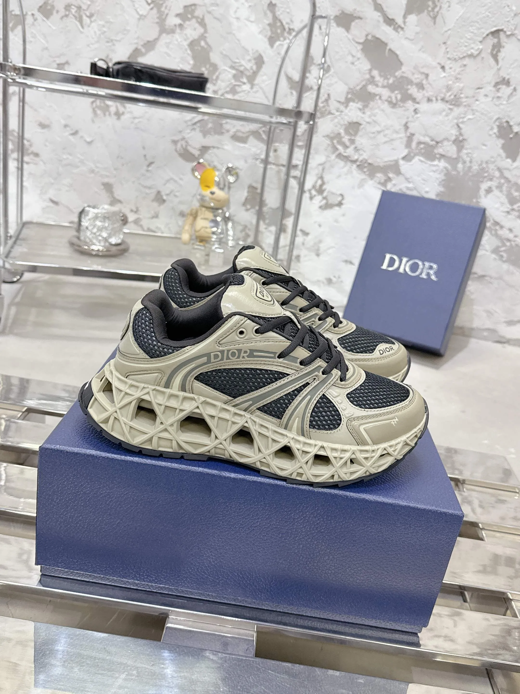 Factory price 780💰 Top version! ! ! Dior (B35) DIOR spring and summer men's wear show, the show was held at the Valle de Grasse School in Paris. Kim Jones drew inspiration from the works of South African artist Hylton Nel. The details of the shoes, clog soles and tribal elements, cleverly blended luxury craftsmanship and practicality, with fresh childishness and bright temperament, creating a new season hot spot. Dior KAWA Dior co-branded casual sports shoes reinterpret running shoes with Dior's high-end style. B35 is made of fine-textured leather and mesh fabric materials. It can be worn in all seasons, is comfortable and breathable, and has multiple lines on the shoe body to outline details. It has a full retro three-dimensional feel and can create a casual look all year round! Fabric: Cowhide/customized cloth material Lining: Imported breathable mesh Outsole: Original molded outsole Size: 39-46 (customized at 45.46)